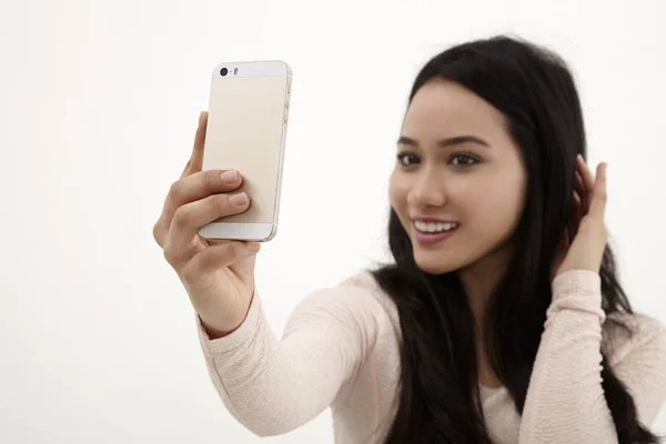 Maleis Vrouw Selfie Witte Achtergrond — Stockfoto