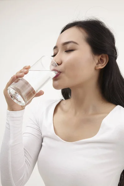 Mujer Malaya Sosteniendo Vaso Agua —  Fotos de Stock