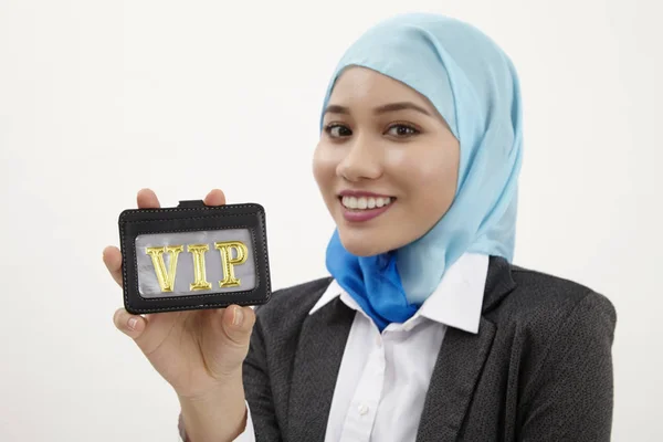 Malaiische Geschäftsfrau Besitz Eines Vip Passes — Stockfoto