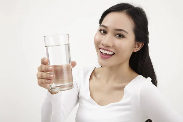 Mujer Malaya Sosteniendo Vaso Agua —  Fotos de Stock