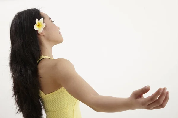 Maleis Vrouw Met Gele Frangipani Bloem Haar Oor — Stockfoto