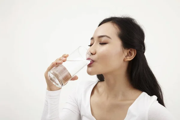 Mujer Malaya Sosteniendo Vaso Agua —  Fotos de Stock