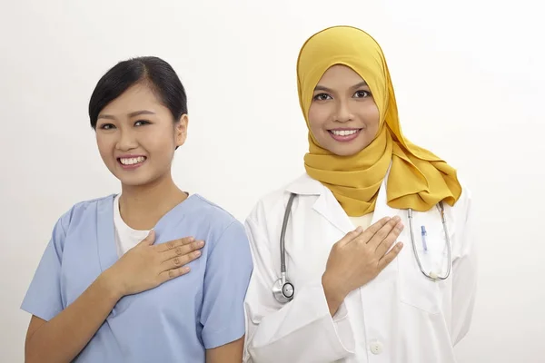 Asiatiska Sjuksköterska Och Läkare Med Välkommen Hand Logga Den Vita — Stockfoto