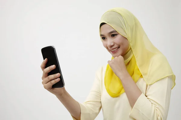 Malaysierin Hält Smartphone Selbstporträt Der Hand — Stockfoto