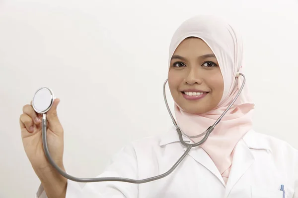 Malaiische Ärztin Auf Weißem Hintergrund — Stockfoto