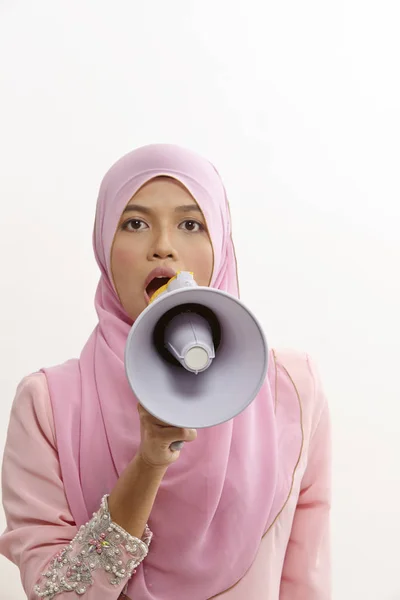 Malajsky Žena Mluvit Megafonu Veřejné Oznámení Izolované Bílém — Stock fotografie