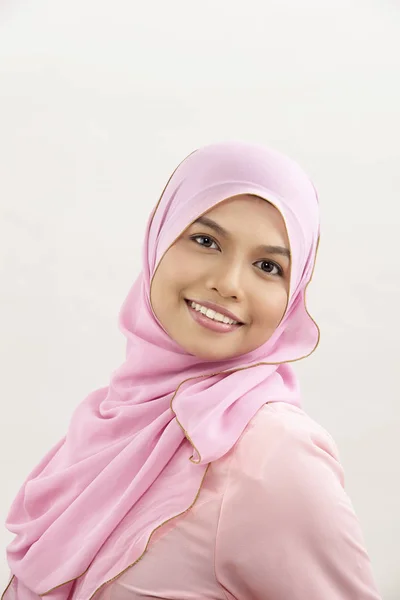 Lycklig Malajiska Kvinna Med Tudung Tittar Kameran — Stockfoto