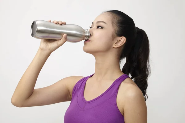 Fitness Mujer China Beber Agua — Foto de Stock