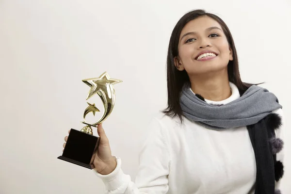 Malajiska Kvinna Håller Stjärna Trophy Vit Bakgrund — Stockfoto