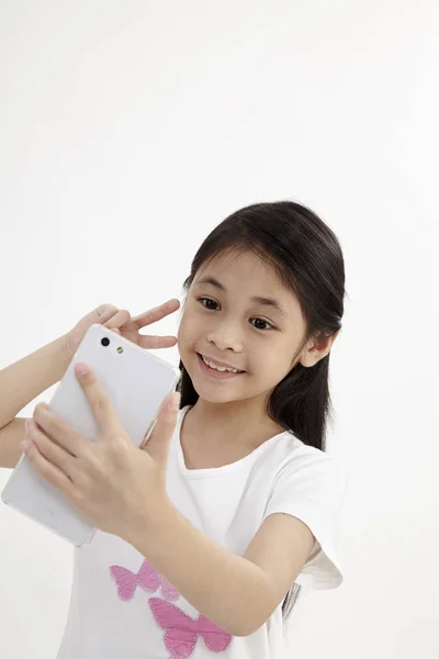 Infância Tecnologia Menina Bonito Usando Telefone Inteligente Isolado Branco — Fotografia de Stock