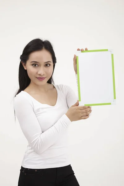 Maleis Vrouw Met Een Wit Bord — Stockfoto