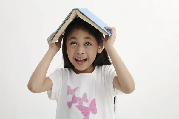 Aranyos Fiatal Lány Tartja Könyvet Fej — Stock Fotó
