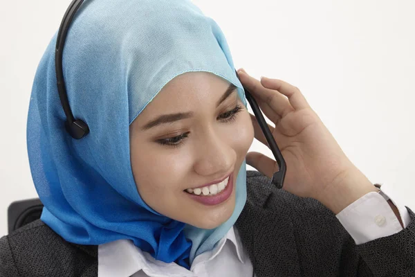 Beyaz arka plan üzerinde poz tudung giyen malay resepsiyonist 