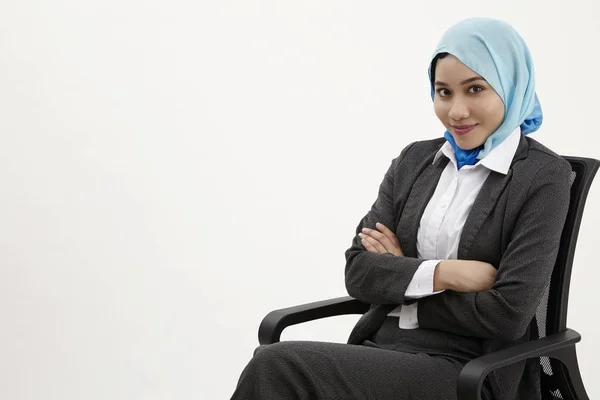 Mujer Malaya Con Tudung Mirando Cámara Con Confidente — Foto de Stock