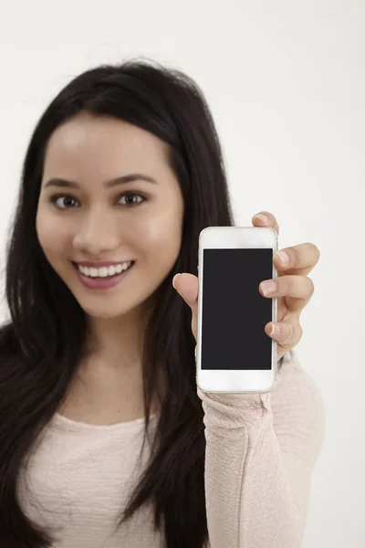 Mujer Malaya Mostrar Una Pantalla Blanco Teléfono Inteligente —  Fotos de Stock