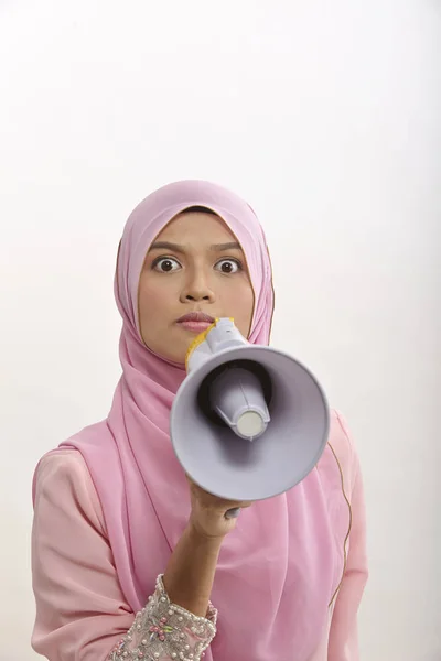 Mujer Malaya Hablando Megáfono Haciendo Anuncio Público Aislado Blanco —  Fotos de Stock