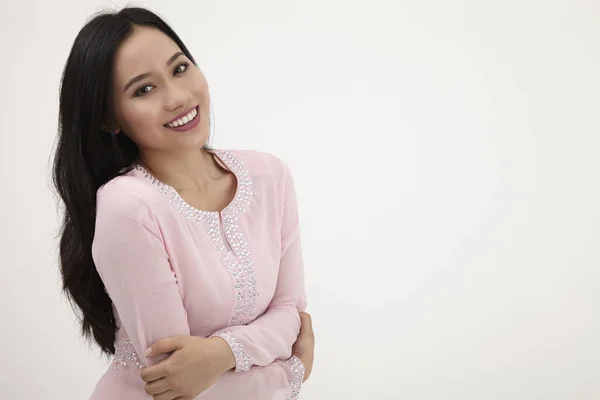 Malajiska Kvinna Bär Rosa Baju Kurung Traditionella Kläder Poserar Studio — Stockfoto