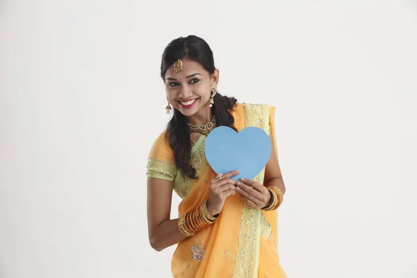 Mujer India Sosteniendo Papel Forma Corazón —  Fotos de Stock