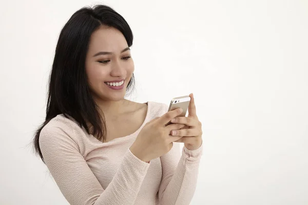 Happy Krásná Mladá Žena Textových Zpráv Surfování Internetu Chytrý Telefon — Stock fotografie