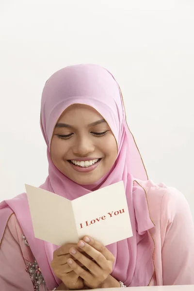 马来女子与头巾控股我爱你的贺卡 — 图库照片