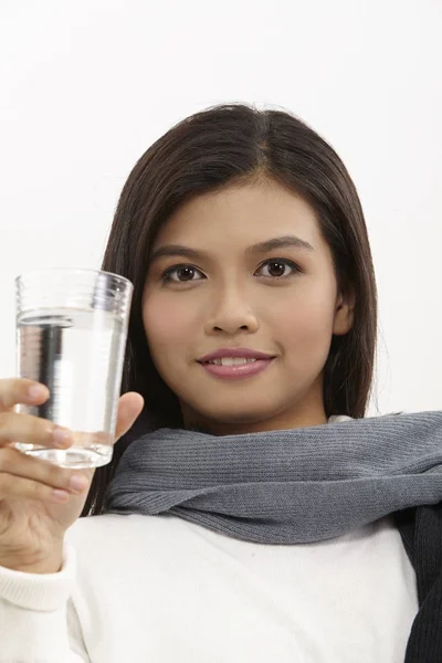 Malaiische Frau Hält Ein Glas Wasser Der Hand — Stockfoto