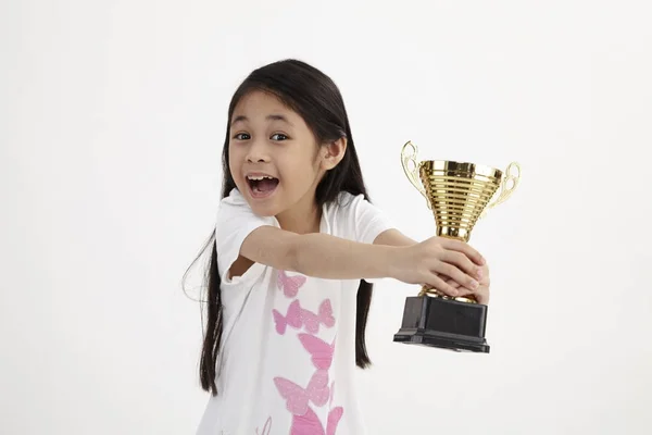 Malay Menina Segurando Troféu Ouro — Fotografia de Stock