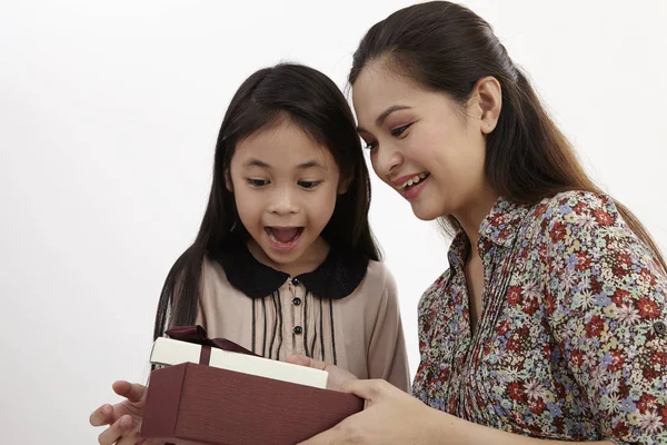 Malay Mother Daughter Gift Box — Stock Photo, Image