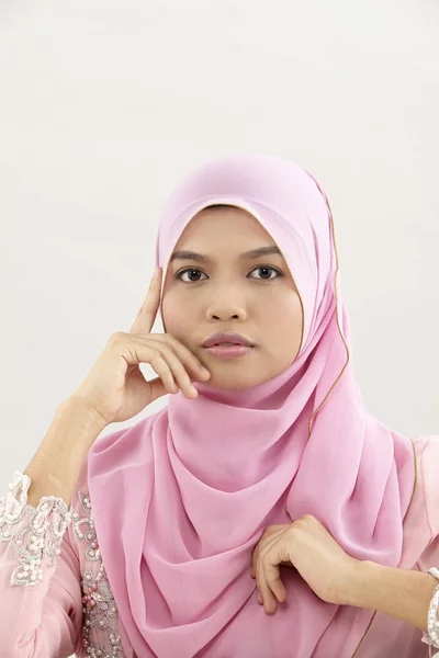 Nahaufnahme Einer Malaysischen Frau Mit Tudung Die Die Kamera Blickt — Stockfoto