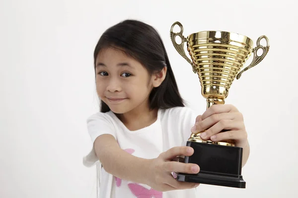 Maleis Meisje Houdt Van Een Gouden Trofee — Stockfoto