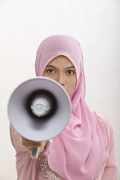 Малайська Жінка Розмовляючи Мегафоном Робить Публічне Оголошення Ізольованим Білому — стокове фото