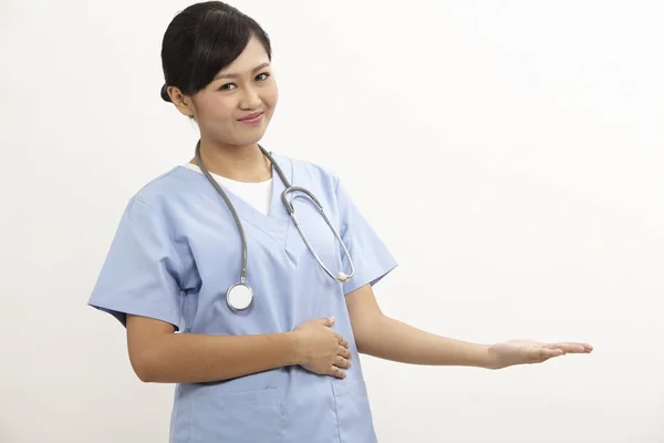 Infermiera Con Uniforme Blu Sullo Sfondo Bianco — Foto Stock