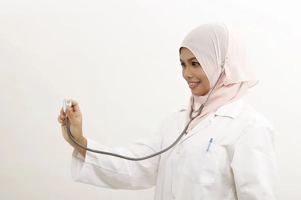 Malajiska Kvinnliga Läkare Den Vita Bakgrunden — Stockfoto