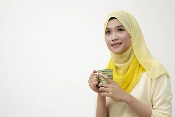 马来女子捧着一杯茶放松 — 图库照片