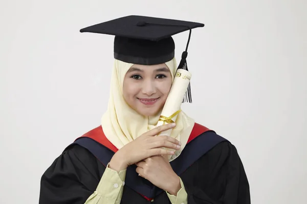 Gelukkig Jonge Vrouw Mortarboard Bezit Van Diploma Lachend Camera — Stockfoto