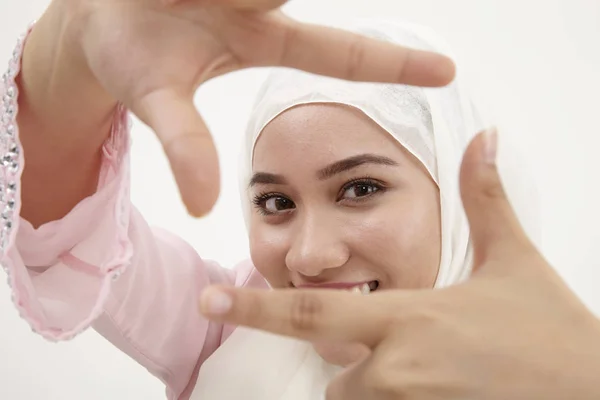 Maleis Vrouw Met Tudung Met Handen Weergegeven Bijsnijden Samenstelling Gebaar — Stockfoto