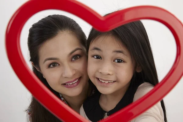 Madre Malaya Hija Sosteniendo Marco Imagen Forma Corazón Rojo Frente —  Fotos de Stock