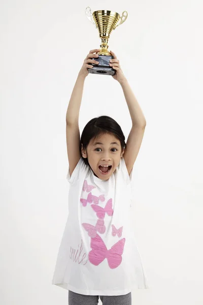 Malay Menina Segurando Troféu Ouro — Fotografia de Stock
