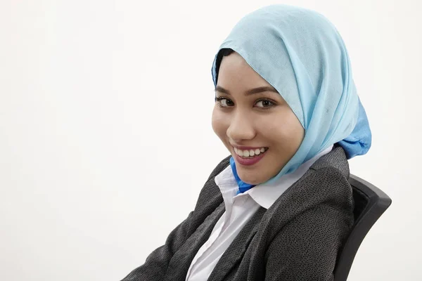 Malay Confidient Ile Kameraya Bakarak Tudung Kadınla — Stok fotoğraf