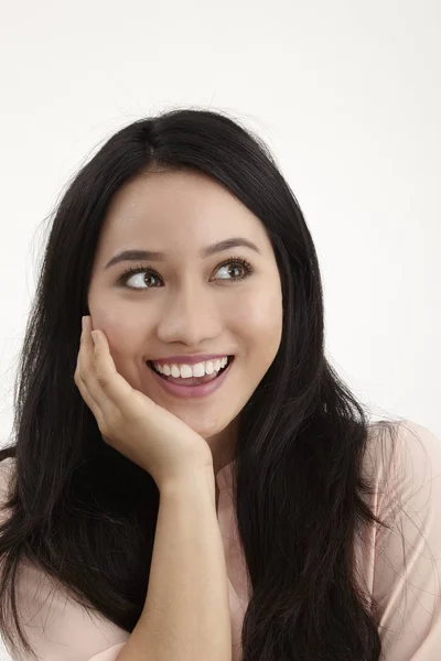 Portret Van Een Lachende Denken Vrouw Opzoeken Geïsoleerd Wit — Stockfoto