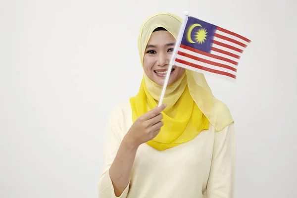Maleis Vrouw Met Een Kleine Vlag Van Maleisië — Stockfoto