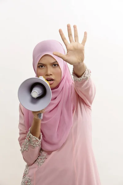 Mujer Malaya Hablando Megáfono Haciendo Anuncio Público Aislado Blanco — Foto de Stock