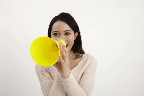 Mujer Malaya Usando Megáfono Amarillo Sobre Fondo Blanco — Foto de Stock