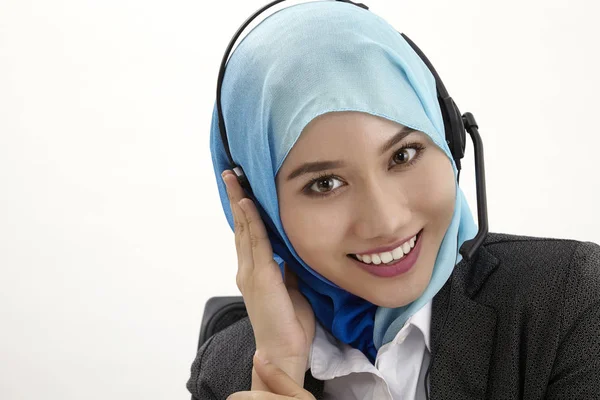 Recepcionista Malaya Con Tudung Posando Sobre Fondo Blanco — Foto de Stock