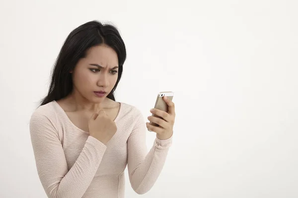 Malajiska Kvinna Håller Smarta Telefonen Med Arga Uttryck — Stockfoto