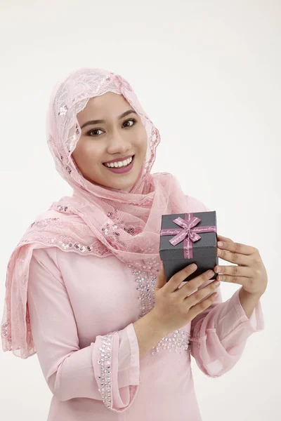 马来妇女与头巾持有礼物 — 图库照片
