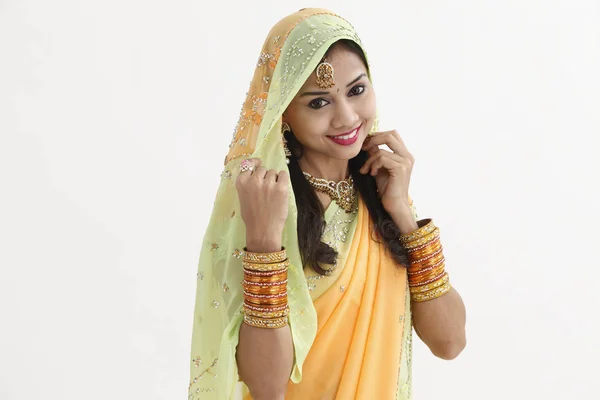 传统服装的印度妇女用围巾盖住自己 — 图库照片