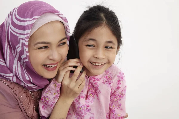 Primer Plano Niña Madre Emocionados Escuchando Teléfono Celular — Foto de Stock