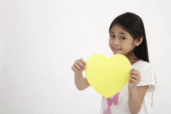 Dziecko Trzyma Karty Żółte Kształcie Serca Białym Tle — Zdjęcie stockowe