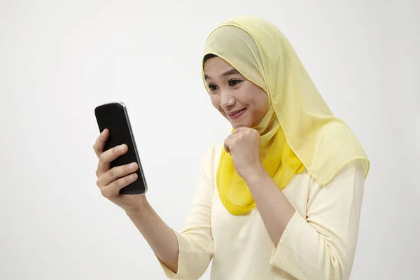 Mujer Malaya Sosteniendo Usando Autorretrato Del Teléfono Inteligente —  Fotos de Stock