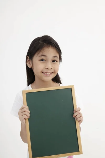 Schattig Klein Meisje Houdt Van Een Schoolbord — Stockfoto